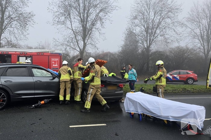 Verkeerschaos door botsing tussen twee voertuigen