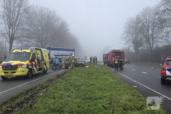 Verkeerschaos door botsing tussen twee voertuigen