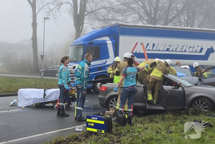 Verkeerschaos door botsing tussen twee voertuigen
