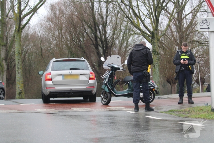 Automobiliste ziet scooterrijder over het hoofd
