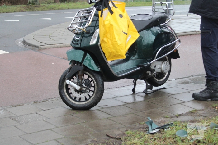 Automobiliste ziet scooterrijder over het hoofd