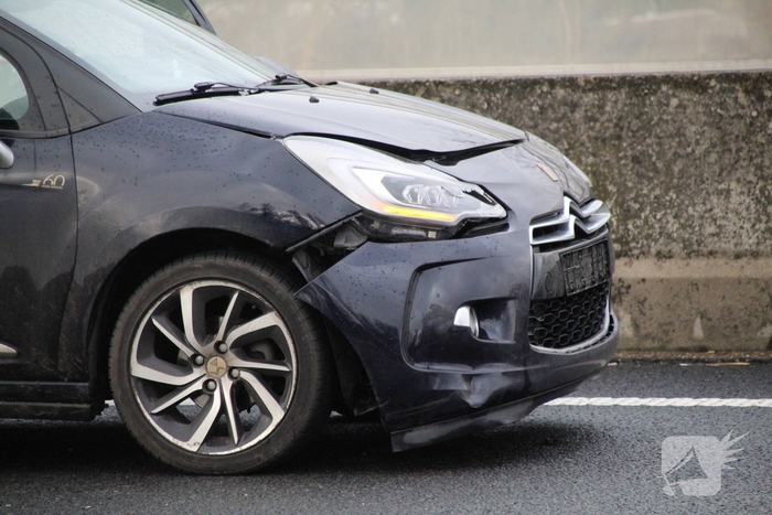 Ongeval leidt tot flinke schade en verkeershinder op A15