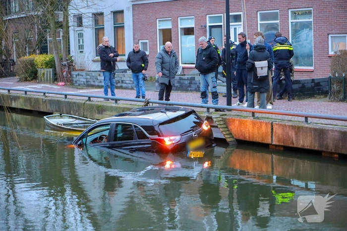 Auto raakt te water tijdens parkeren
