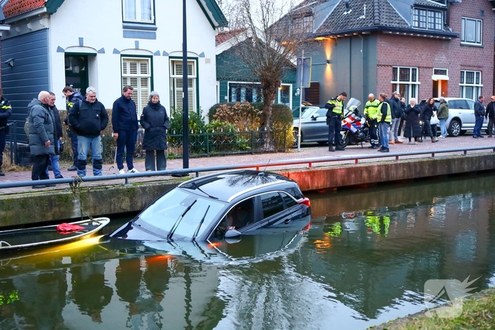 Auto raakt te water tijdens parkeren