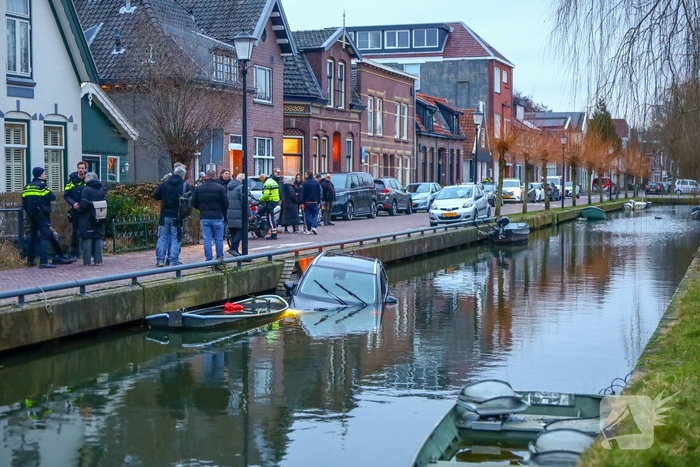 Auto raakt te water tijdens parkeren