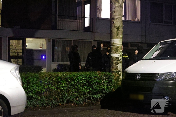 Team Parate Eenheid houdt persoon aan in woning
