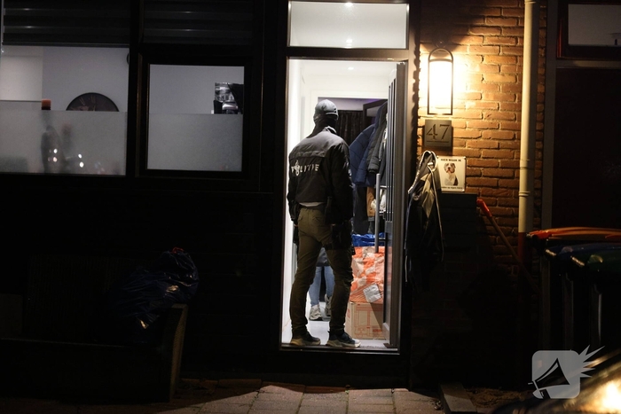 Team Parate Eenheid houdt persoon aan in woning