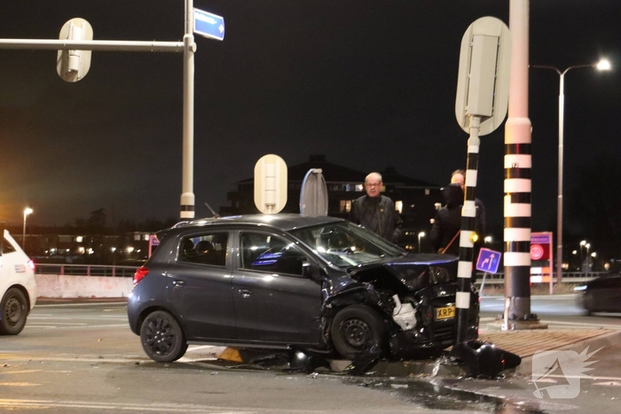 Auto botst tegen verkeerspaal na ongeval