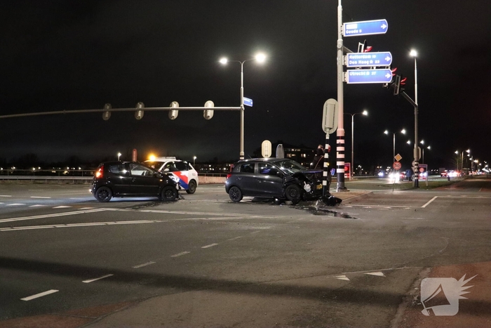 Auto botst tegen verkeerspaal na ongeval