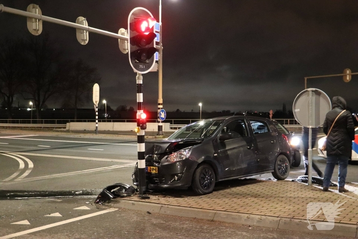 Auto botst tegen verkeerspaal na ongeval
