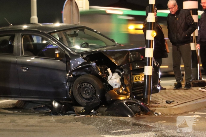 Auto botst tegen verkeerspaal na ongeval
