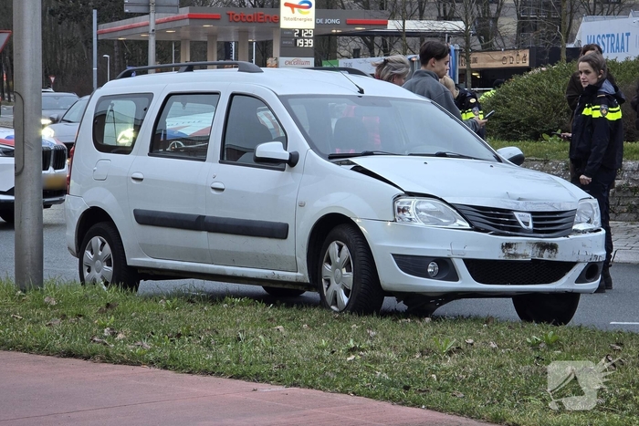 Auto-ongeluk op rotonde verstoort verkeer