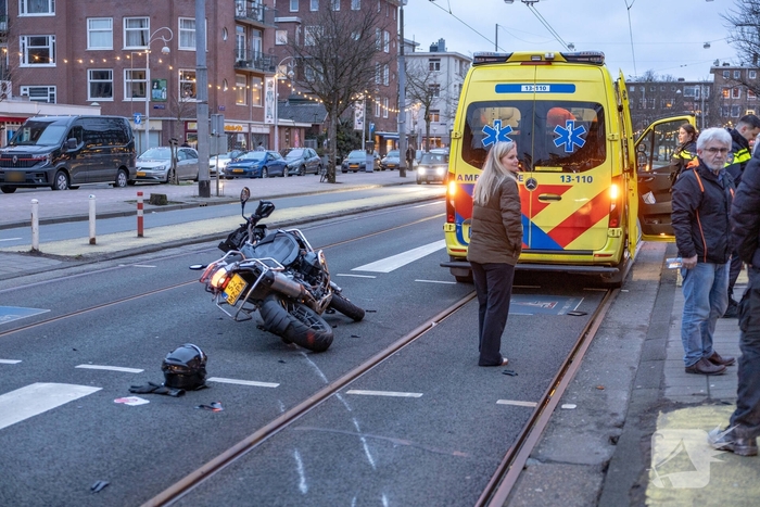 Gewonde bij aanrijding motorfiets en auto