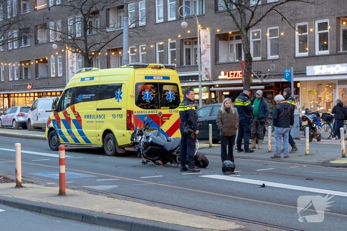 Gewonde bij aanrijding motorfiets en auto