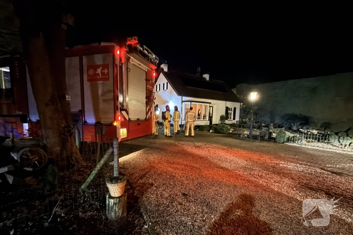 Brandweer haalt brandend hout uit schoorsteen