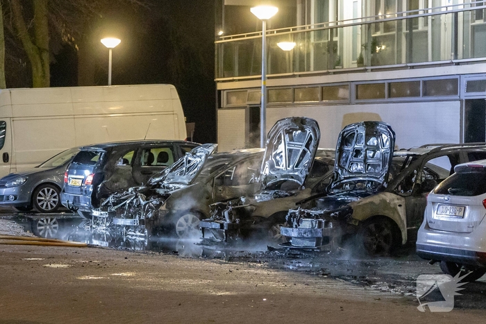 Brand verwoest meerdere auto's op parkeerplaats