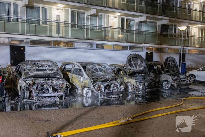 Brand verwoest meerdere auto's op parkeerplaats