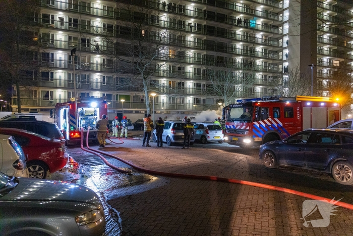 Brand verwoest meerdere auto's op parkeerplaats