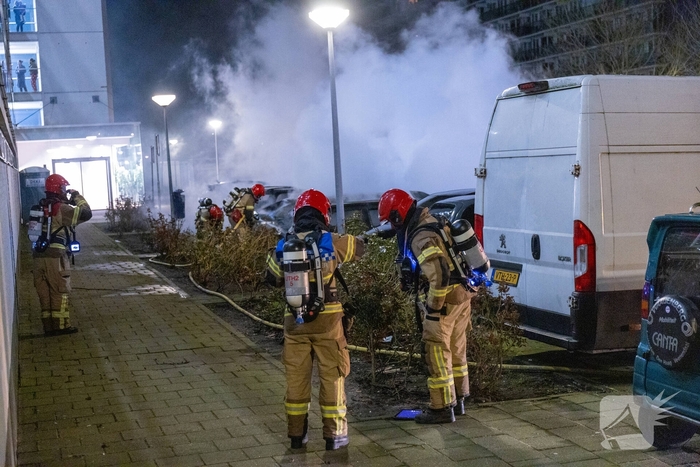 Brand verwoest meerdere auto's op parkeerplaats