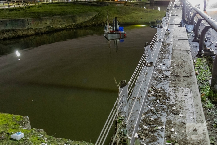 Auto belandt in het water na ongeval