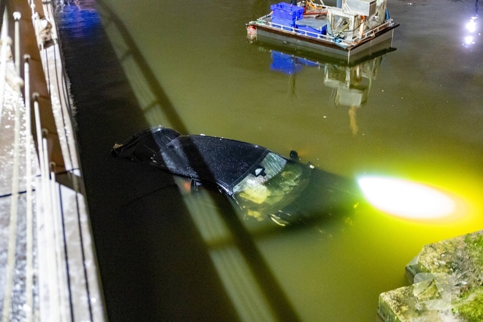 Auto belandt in het water na ongeval