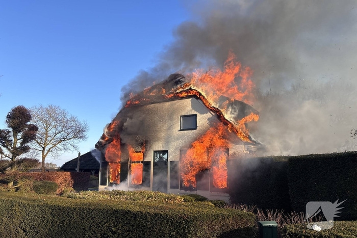 Enorme vuurzee in woning met rietendak