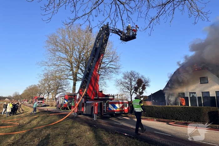 Enorme vuurzee in woning met rietendak