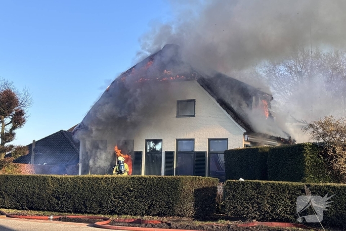Enorme vuurzee in woning met rietendak