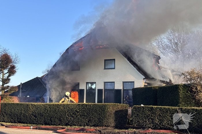 Enorme vuurzee in woning met rietendak