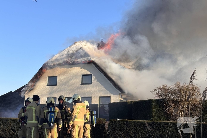 Enorme vuurzee in woning met rietendak