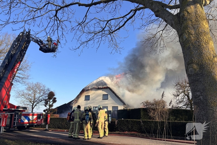 Enorme vuurzee in woning met rietendak