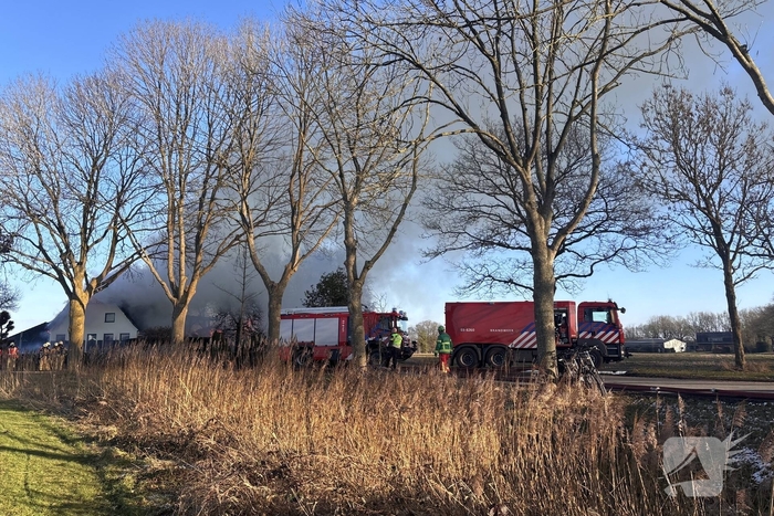 Enorme vuurzee in woning met rietendak