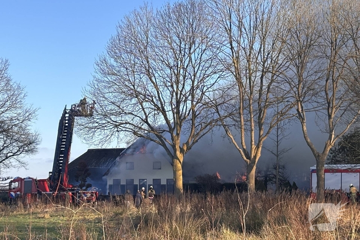 Enorme vuurzee in woning met rietendak