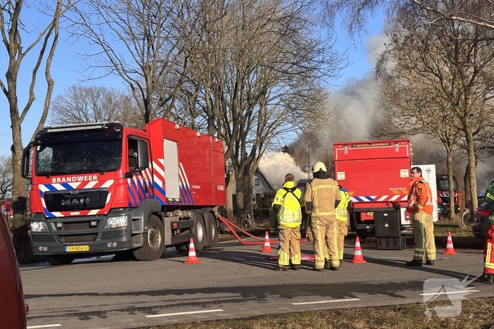 Enorme vuurzee in woning met rietendak