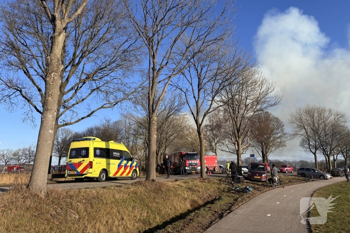 Enorme vuurzee in woning met rietendak