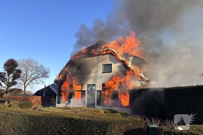 Enorme vuurzee in woning met rietendak