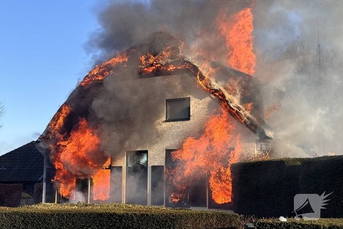 Enorme vuurzee in woning met rietendak