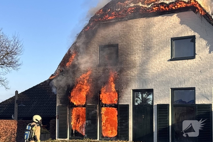 Enorme vuurzee in woning met rietendak