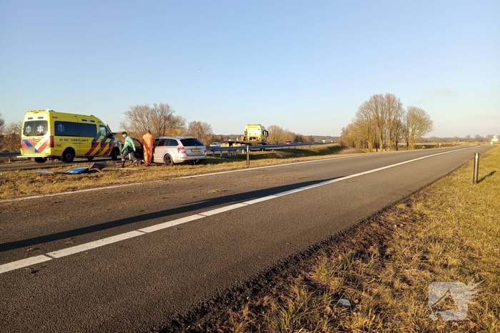 Automobilist verliest macht over het stuur en ramt een verkeersbord
