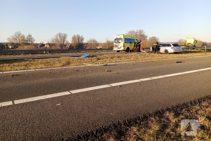 Automobilist verliest macht over het stuur en ramt een verkeersbord