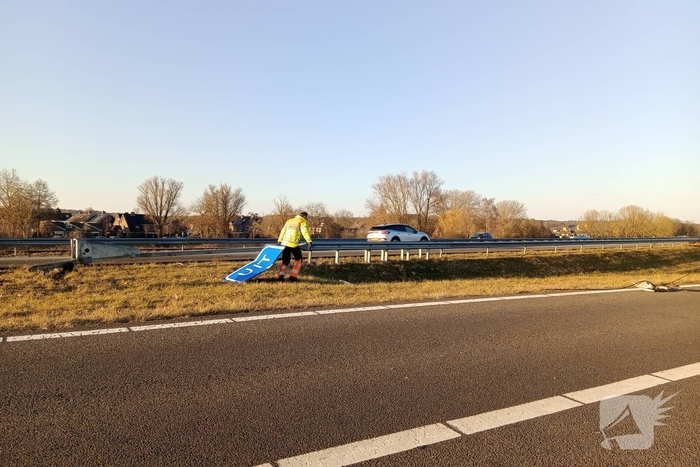 Automobilist verliest macht over het stuur en ramt een verkeersbord
