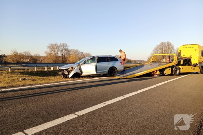 Automobilist verliest macht over het stuur en ramt een verkeersbord