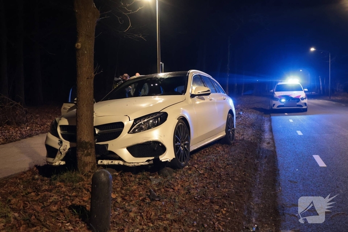 Auto botst tegen boom na uitwijkmaneuvre