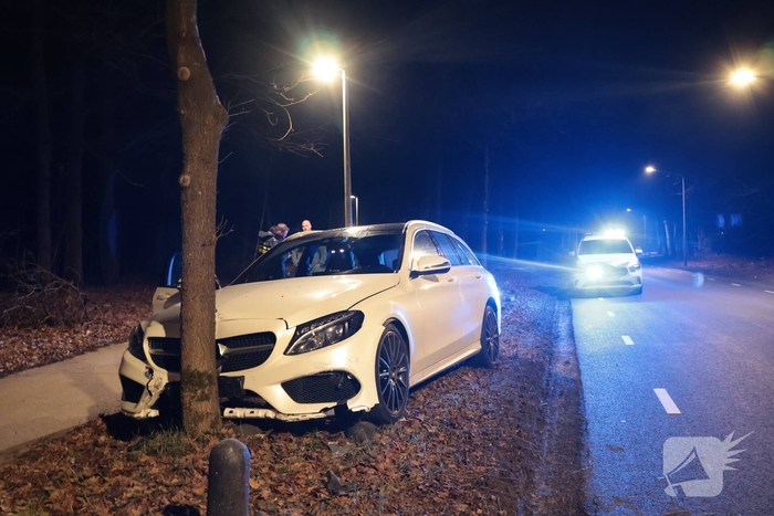 Auto botst tegen boom na uitwijkmaneuvre