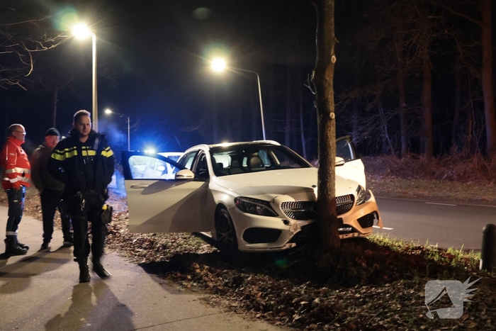 Auto botst tegen boom na uitwijkmaneuvre