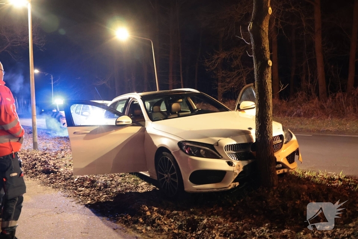 Auto botst tegen boom na uitwijkmaneuvre