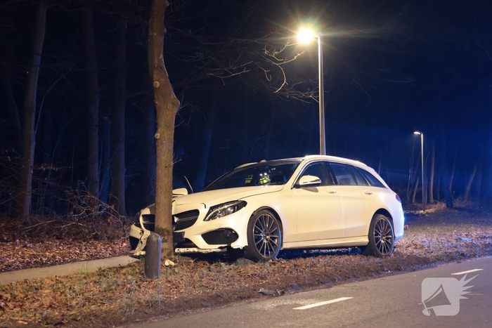 Auto botst tegen boom na uitwijkmaneuvre