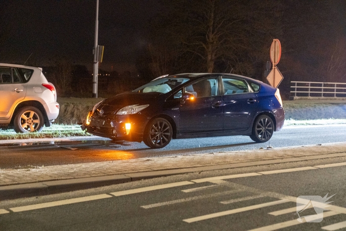 Aanrijding tussen twee auto's met aanhouding