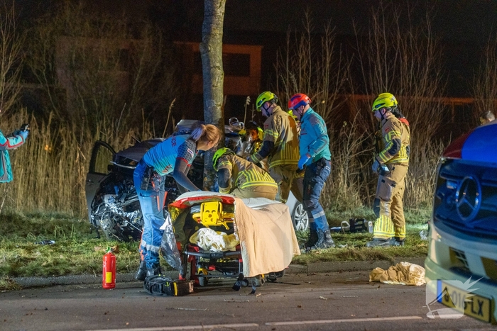 Auto botst tegen boom, drie personen gewond