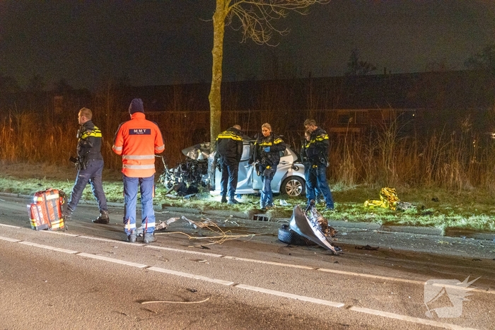 Auto botst tegen boom, drie personen gewond
